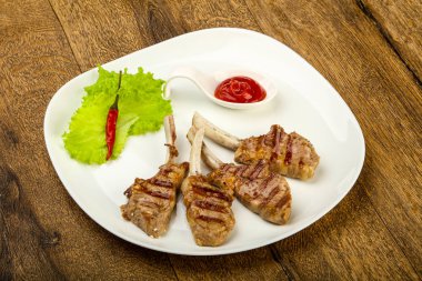 Salata yaprakları servis domates soslu kuzu ızgara