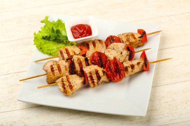 Izgara hindi şiş domates ve biber ile