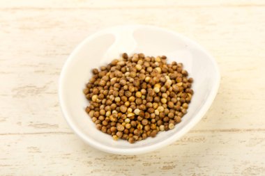 Kişniş tohumu yığın ahşap arka plan üzerinde