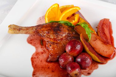 Üzümlü ördek bacağı, portakal ve armut.