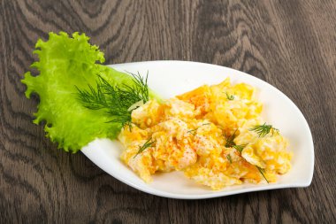 Ahşap arka plan üzerinde pişmiş yumurta