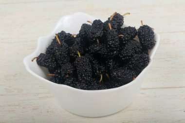 Ahşap arka plan üzerinde siyah dut yığın