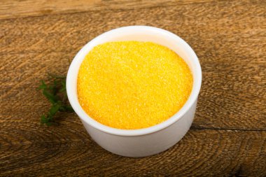 Ham polenta yemek pişirmek için hazır