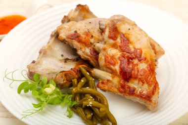 Kızarmış domuz kaburgası.