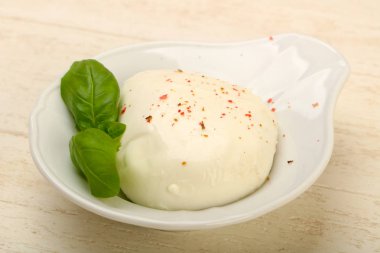 Fesleğen yaprakları ile Mozzarella peyniri