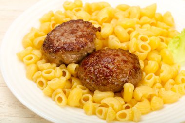 Pirzola ile makarna makarna