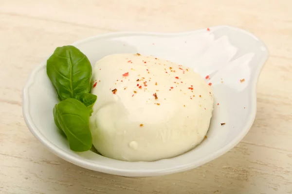 Mozzarella Mit Basilikumblättern — Stockfoto