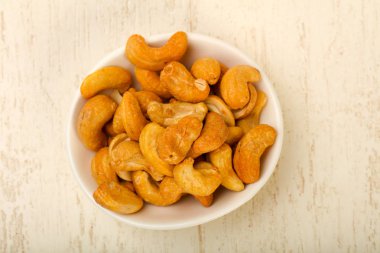 Kaju fıstığı yığın ahşap arka plan üzerinde