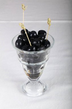 kabın içinde Siyah Zeytin