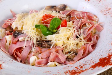 jambon ve mantar ile makarna