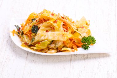 Kabın içinde geleneksel fermente lahana lahana turşusu