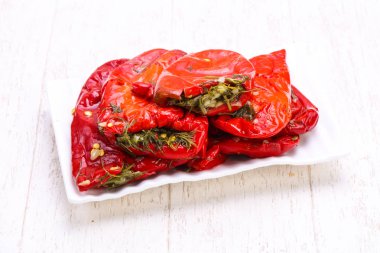 Dereotu ile kırmızı dolmalık biber turşusu