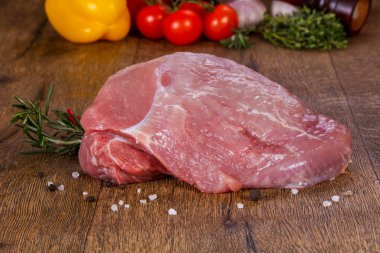 Ahşap zemin üzerinde çiğ domuz eti