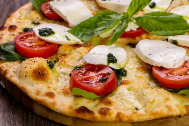 Pizza Caprese fesleğen ve mozarella