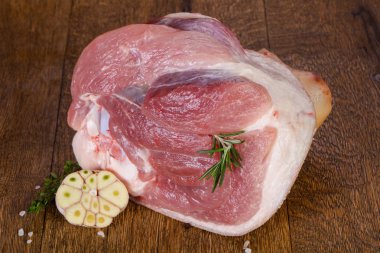 Ahşap zemin üzerinde çiğ domuz eti