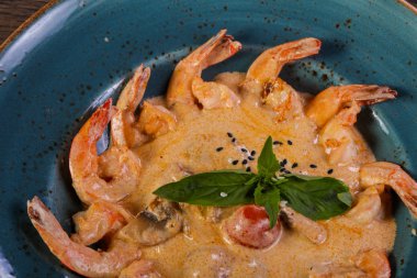 Fesleğen yaprakları servis soslu karides kokteyl