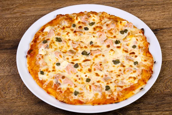 Pizza Mit Lachs Und Kapern Mit Weichkäse — Stockfoto