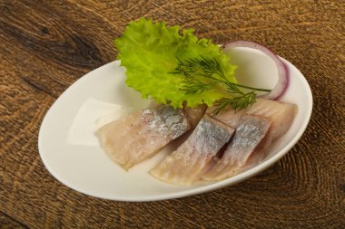 Ringa balığı filetosu dereotu ve soğan dilimlenmiş