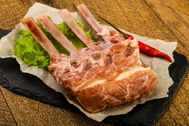 Ham kuzu kaburga ile biber yemek pişirmek için hazır