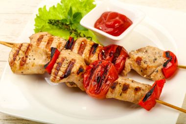 Izgara hindi şiş domates ve biber ile