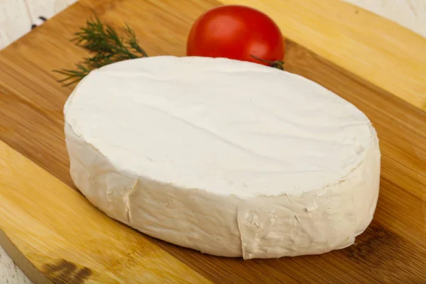 Formaggio Camembert Sullo Sfondo Legno — Foto Stock