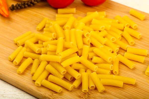 Råa Penne För Pasta Över Trä Bakgrunden — Stockfoto