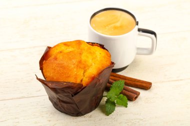 Kahve ve cinnamom üzerinde ahşap ile kek