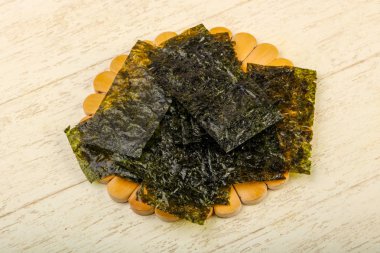 Ahşap arka plan üzerinde fiş gevrek Nori yaprak