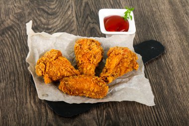 Ketçap ile çıtır tavuk kanatları