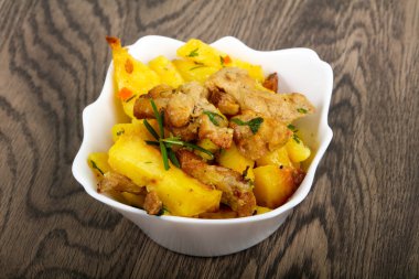 Domuz etli kızarmış patates, biberiye.