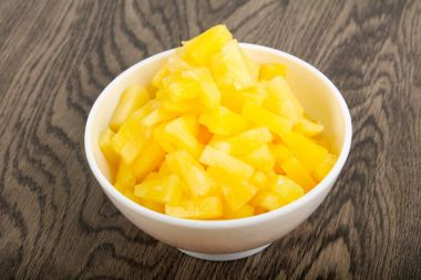 Kabın içinde Konserve ananas