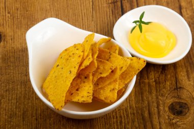 Nacho peynirli sos ile