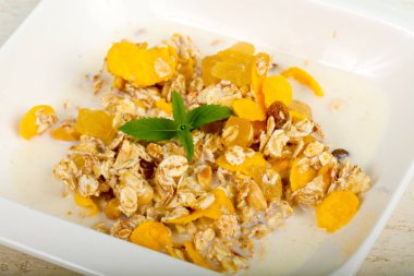 Muz, fındık ve nane ile müsli