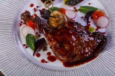 Ördek bacak armut ve sos ile