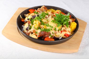 Sebze ve peynir soslu domuz eti