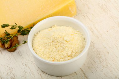 Parmesan rendelenmiş peynir yığın ceviz ve kekik ile
