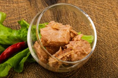 Kavanozda konserve ton balığı pişmeye hazır.