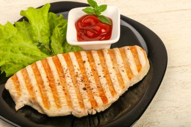 Baharatlar ve sos ızgara hindi biftek