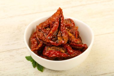 Fesleğen yapraklı kuru domates.