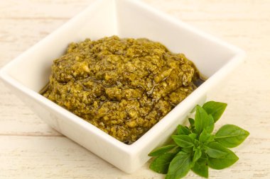 Fesleğenli pesto sos kasede bırakır