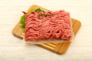 Çiğ kıyma et kekik ve acı biber ile