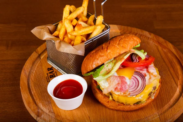 Hamburger kızartma patates ve sos ile