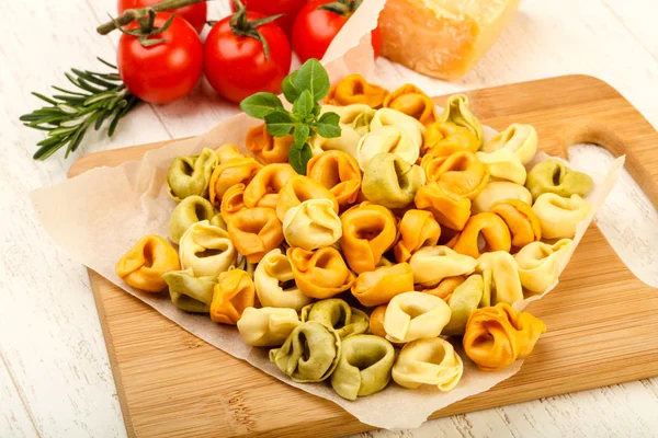 Tortellini Crudo Con Albahaca Listo Para Cocinar — Foto de Stock