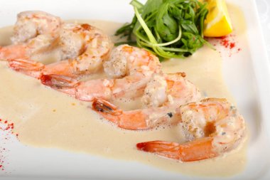 Krema soslu karides ve roka