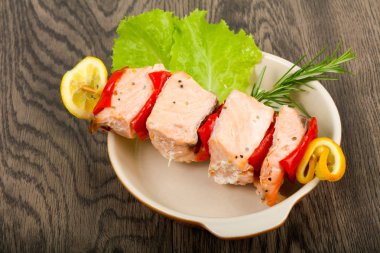 Biber ve limon ile som balığı şiş