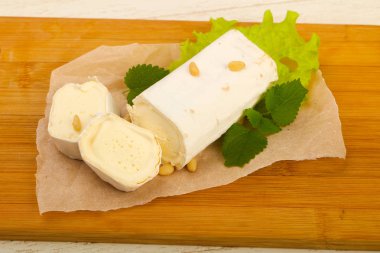 Sedir fıstıklı Brie peynirli rulo