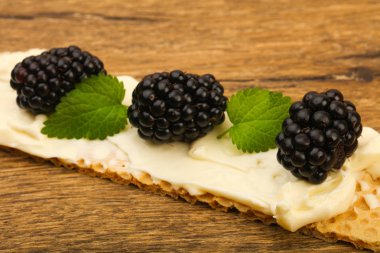 Yumuşak peynir, böğürtlen ve yaprakları tost