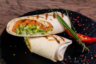 Somon soğan ve kırmızı biber servis tortilla rulo