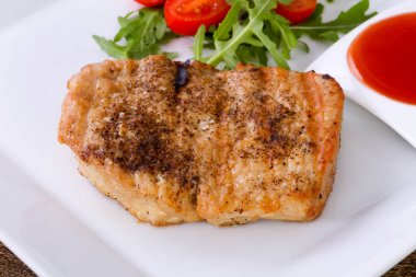 Izgara domuz sos ve salata sosu ile