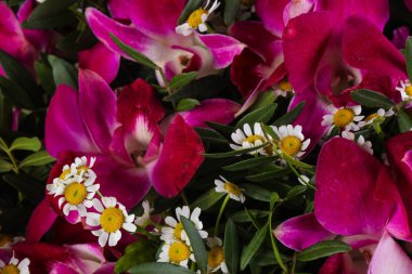 Çeşitli çiçekler ile romantik buket 